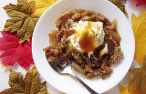 apple crisp with salted caramel sauce