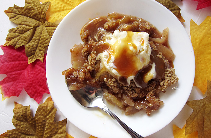 apple crisp with salted caramel sauce
