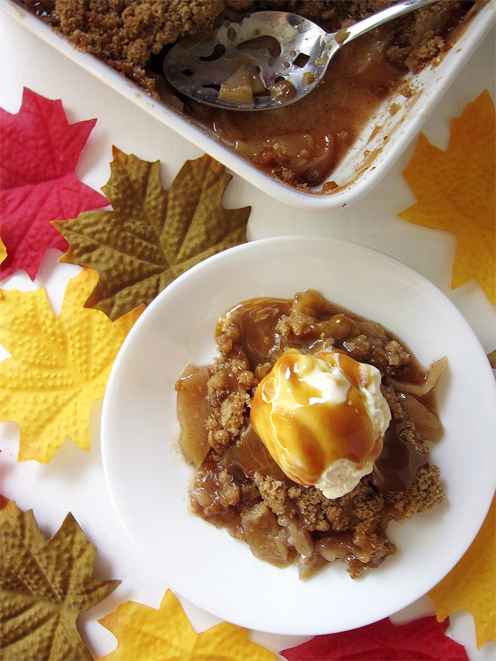 apple crisp with salted caramel sauce
