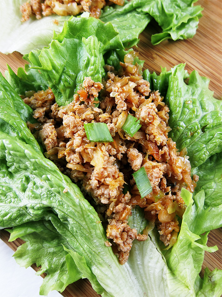 A healthy, low-fat and low-carb meal made with flavorful ground chicken and leafy lettuce.